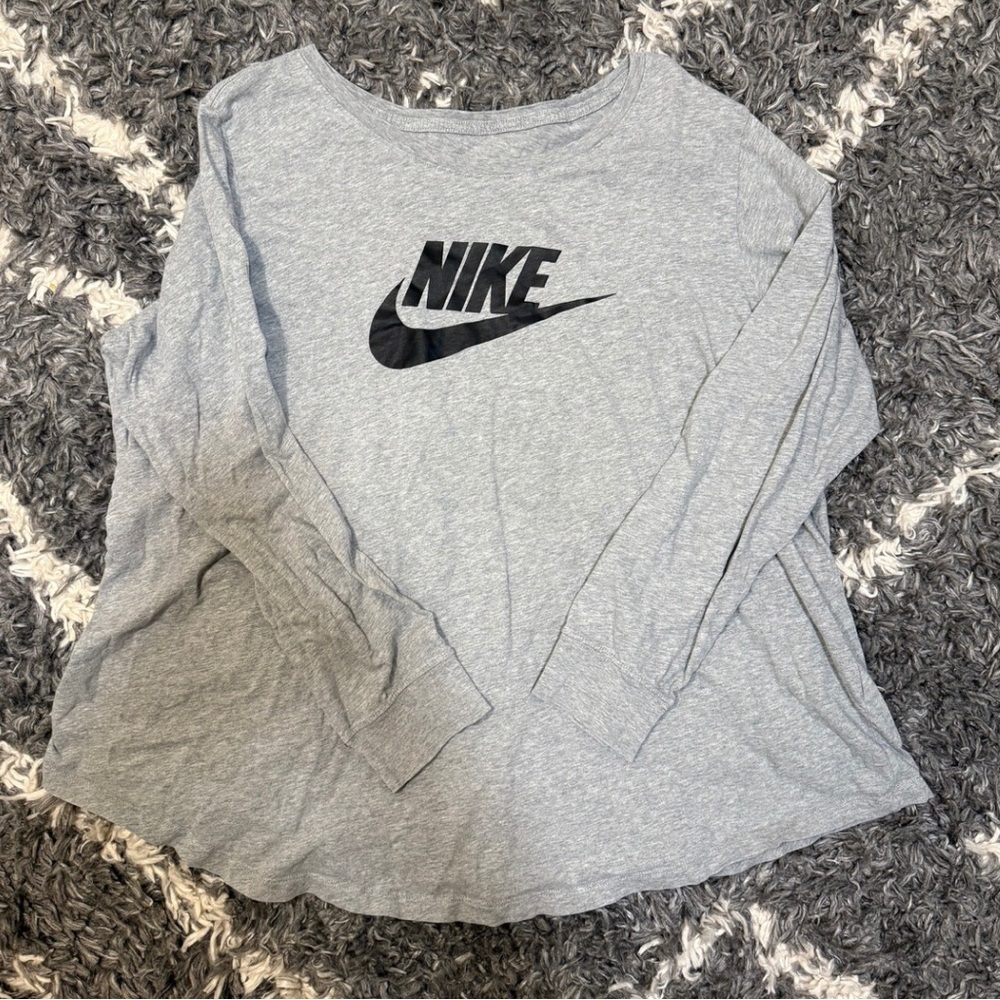 Nike Women's Long Sleeve Tee in Heather Gray